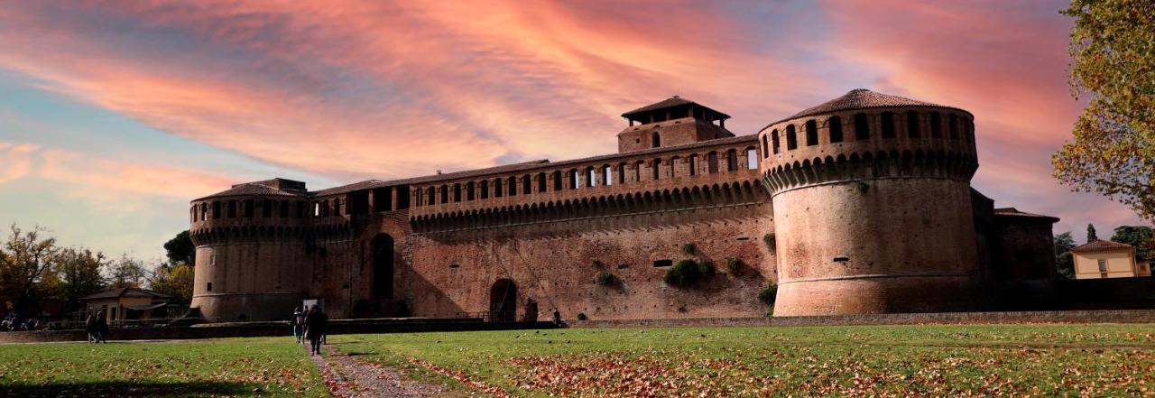 La Dimora Delle Emozioni - Il Fascino Del Centro Storico E L'Adrenalina Dell'Autodromo Apartment Imola Exterior photo